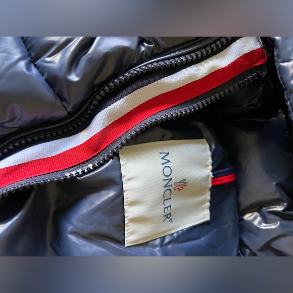 Moncler Montbeliard Short
Down jacket - Picture 7 of 9